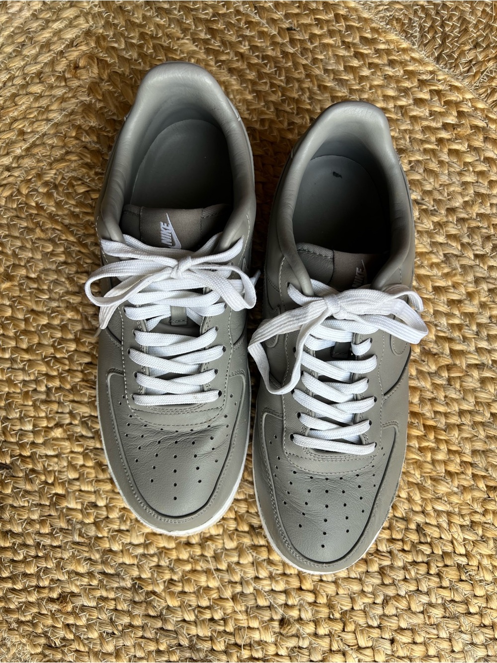 Nike Air Force 1 Men’s Gray Leather Low-Top Sneakers with White Laces Size 10 - Picture 5 of 6